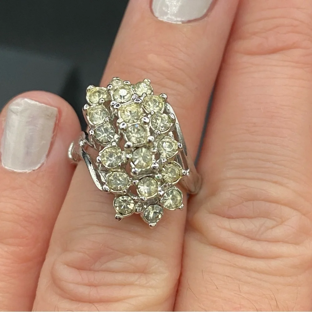 Vintage 18kt Rhodium Plated Tiered Cluster Ring with Clear Rhinestones